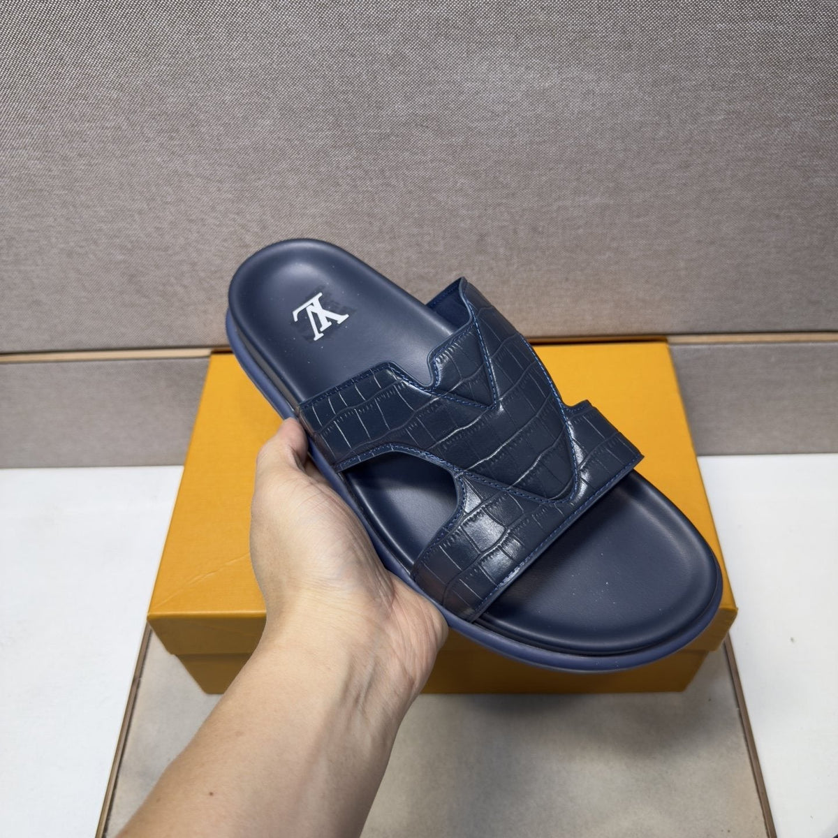 Men’s Textured Crossover Slide Sandals — model